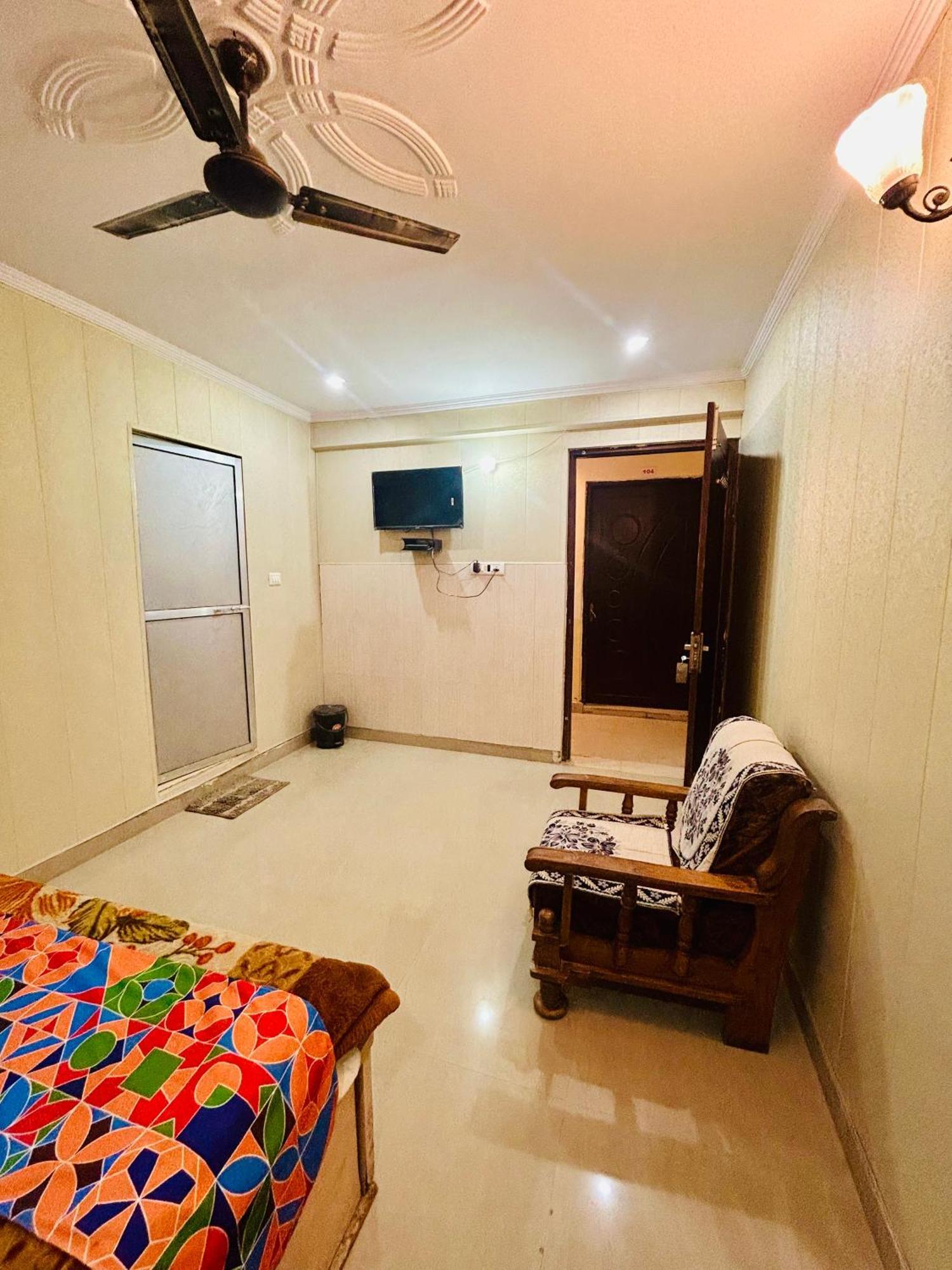 Sainik Guest House 500Mtr From Medanta Hospital 勒克瑙 外观 照片