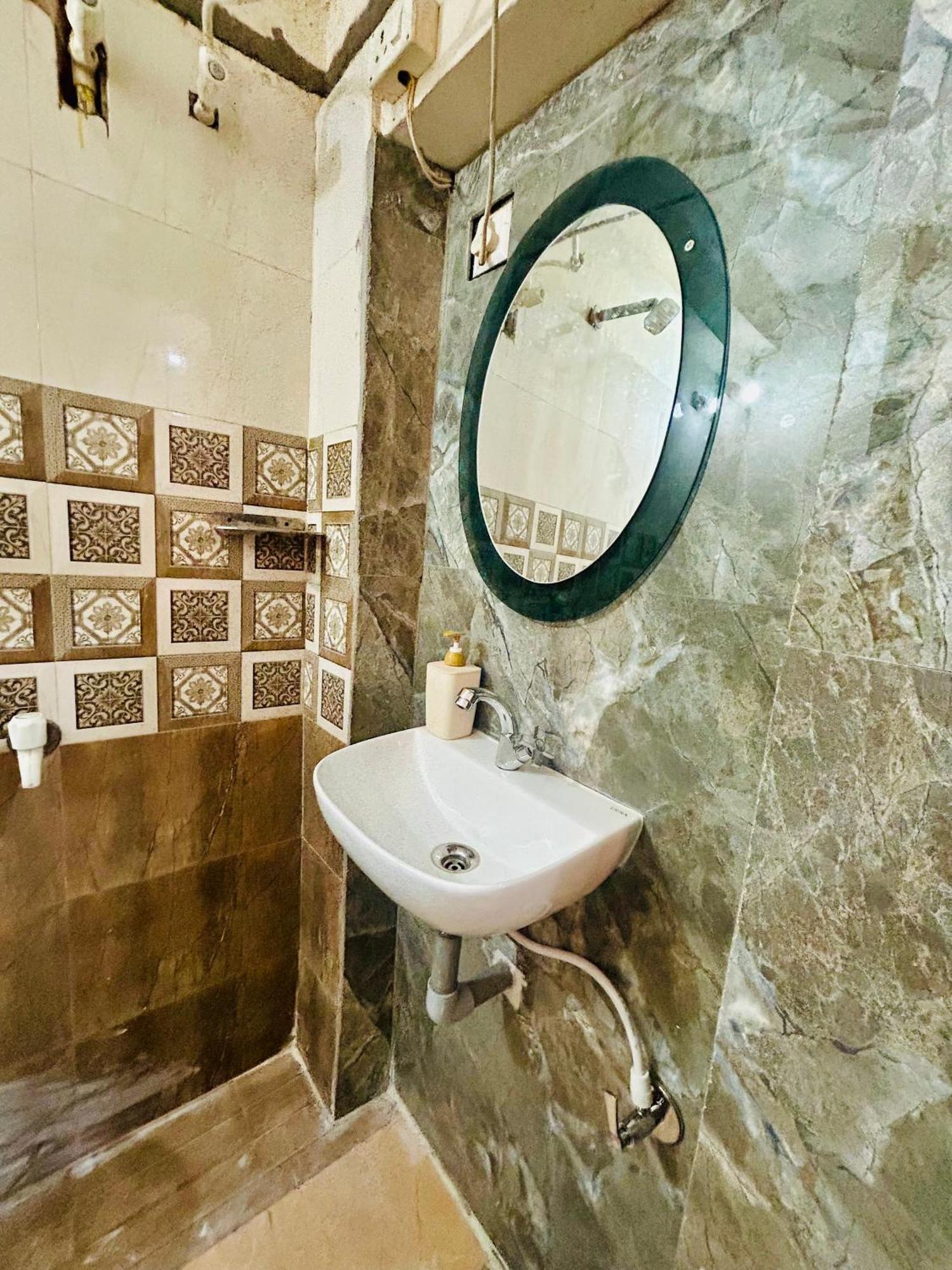Sainik Guest House 500Mtr From Medanta Hospital 勒克瑙 外观 照片