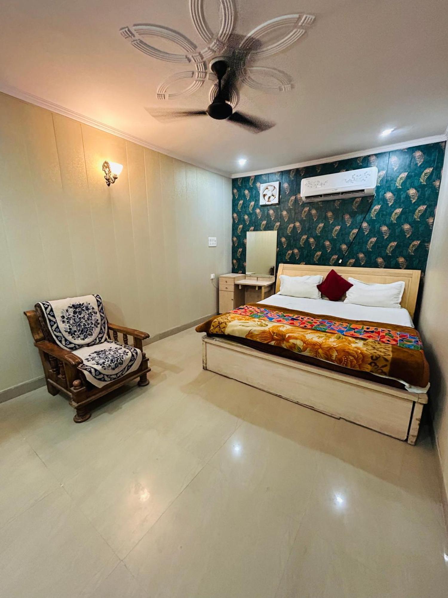 Sainik Guest House 500Mtr From Medanta Hospital 勒克瑙 外观 照片